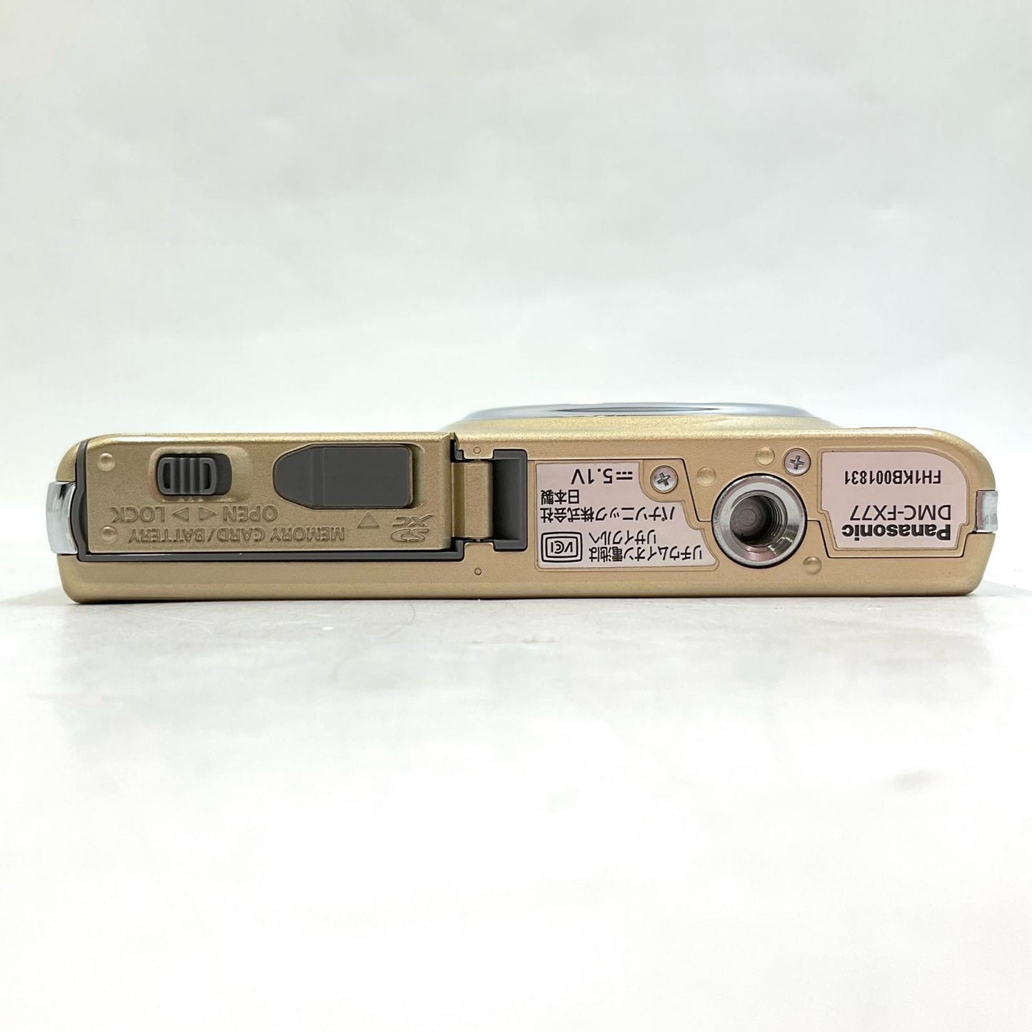 【全額返金保証】【最速発送】Panasonic コンパクトデジタルカメラ LUMIX DMC-FX77 ゴールド 動作確認済