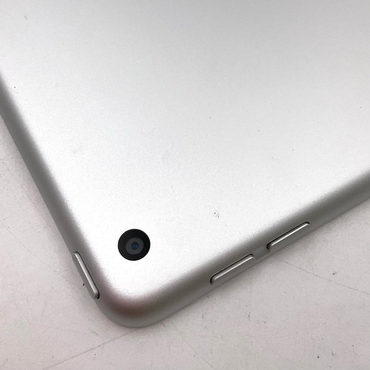 【全額返金保証】【最速発送】Apple iPad iPad 10.2インチ 第7世代 32GB シルバー Wi-Fi 美品 動作確認済