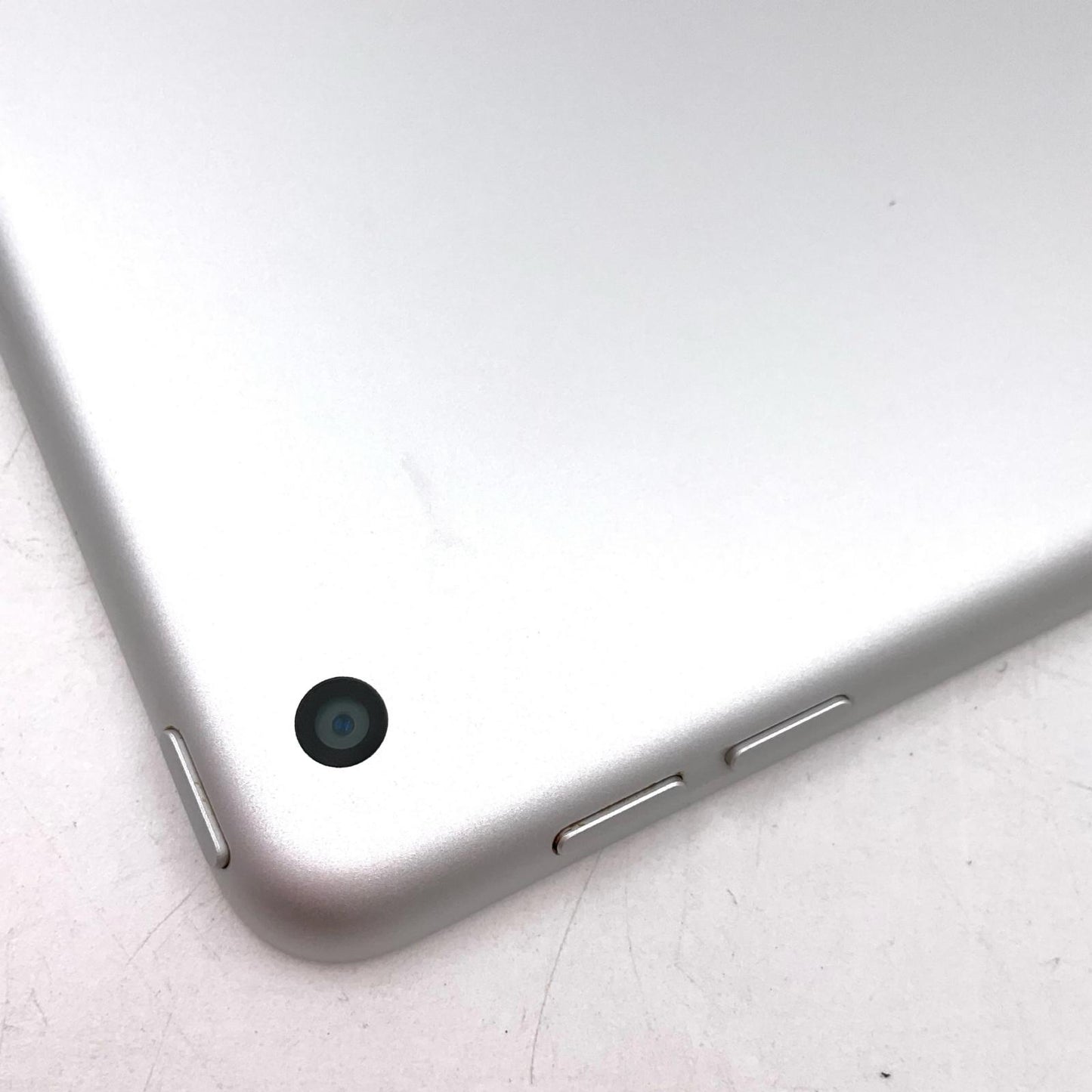 【全額返金保証】【最速発送】Apple iPad iPad 10.2インチ 第7世代 32GB シルバー Wi-Fi 美品 動作確認済