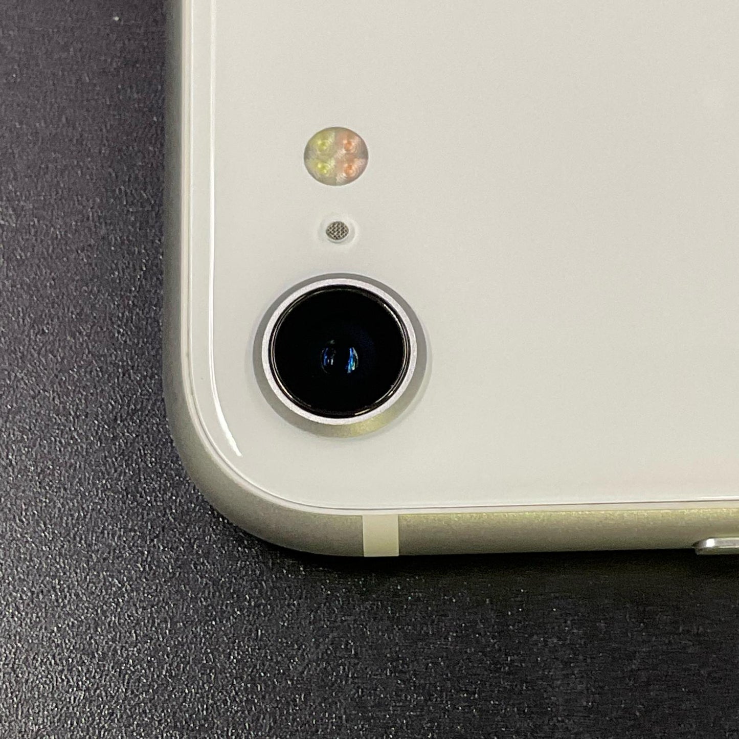 【全額返金保証】【最速発送】Apple iPhone iPhone SE（第2世代） 64GB ホワイト au SIMフリー 白ロム 動作確認済 74%