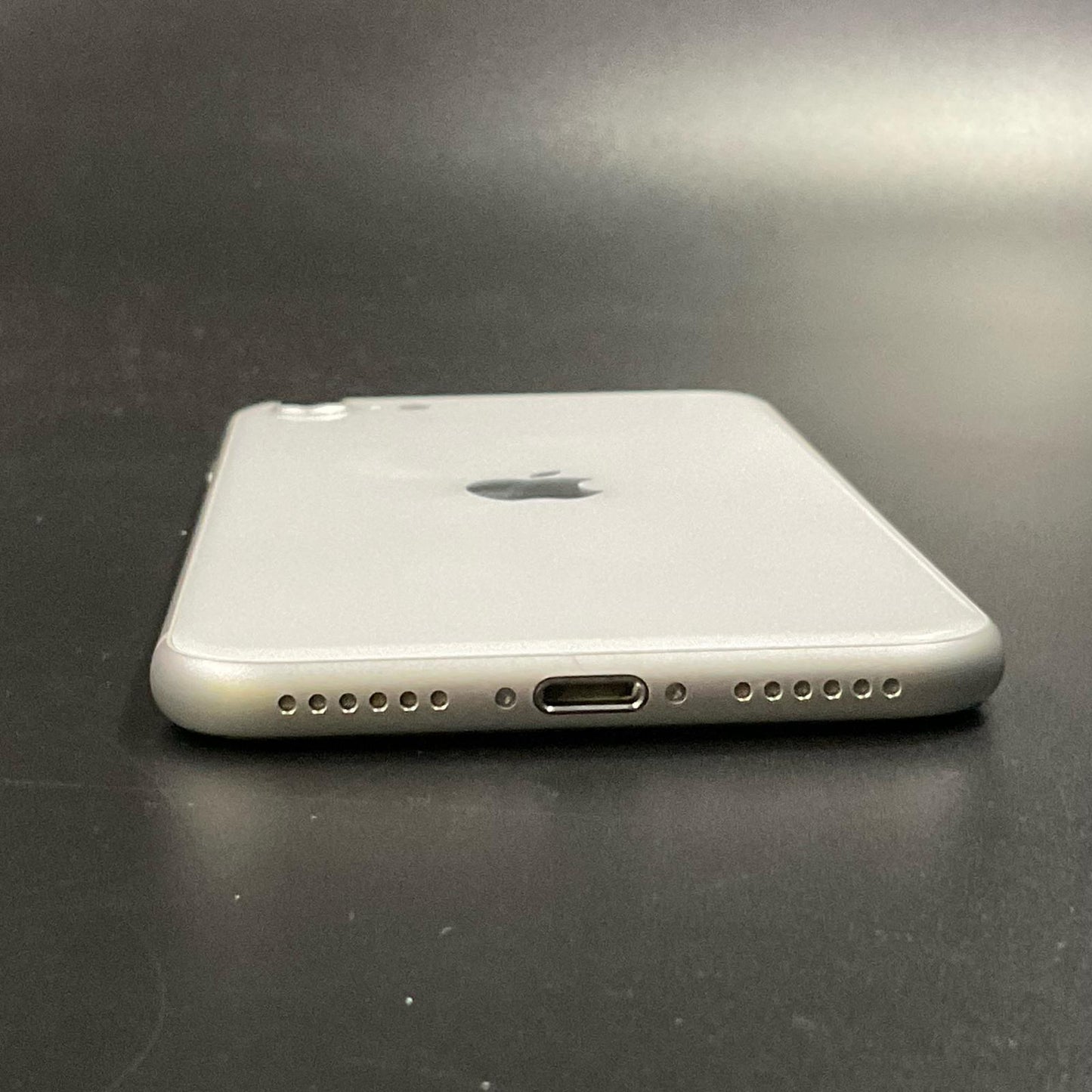 【全額返金保証】【最速発送】Apple iPhone iPhone SE（第2世代） 64GB ホワイト au SIMフリー 白ロム 動作確認済 74%