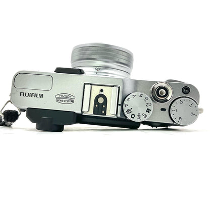 【全額返金保証】【最速発送】FUJIFILM コンパクトデジタルカメラ X20 シルバー 動作確認済