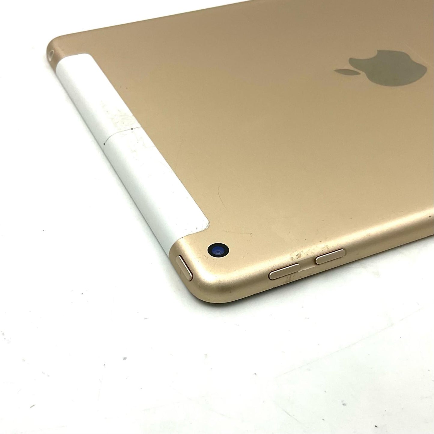 【最速発送】Apple iPad iPad 9.7インチ 第5世代 32GB ゴールド WiFi+Cellular docomo 白ロム【難有】