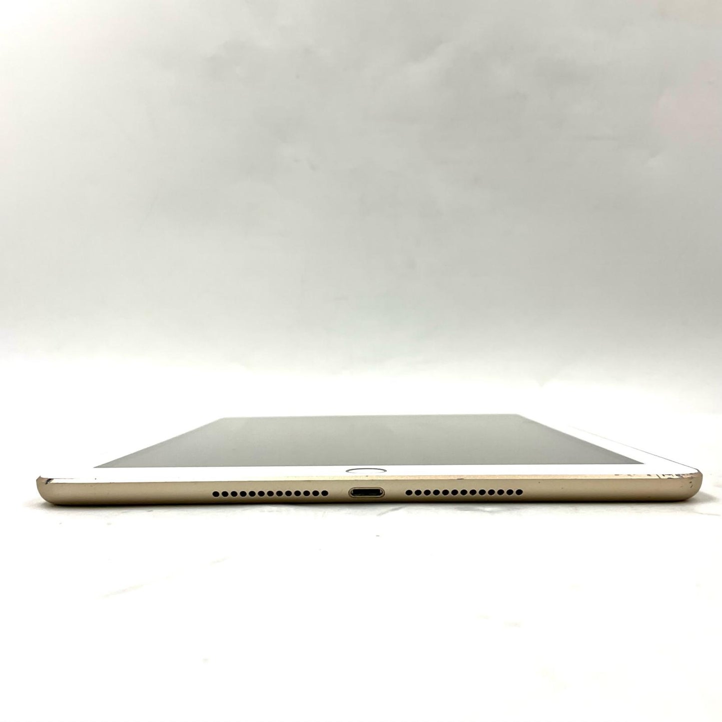【最速発送】Apple iPad iPad 9.7インチ 第5世代 32GB ゴールド WiFi+Cellular docomo 白ロム【難有】