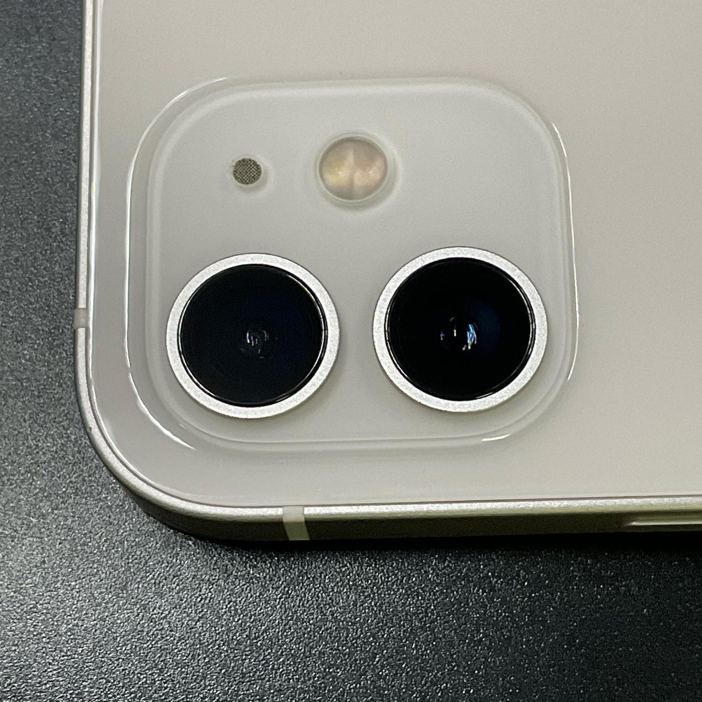 【全額返金保証】【最速発送】Apple iPhone iPhone 12 64GB シルバー docomo SIMフリー 白ロム 動作確認済 77%