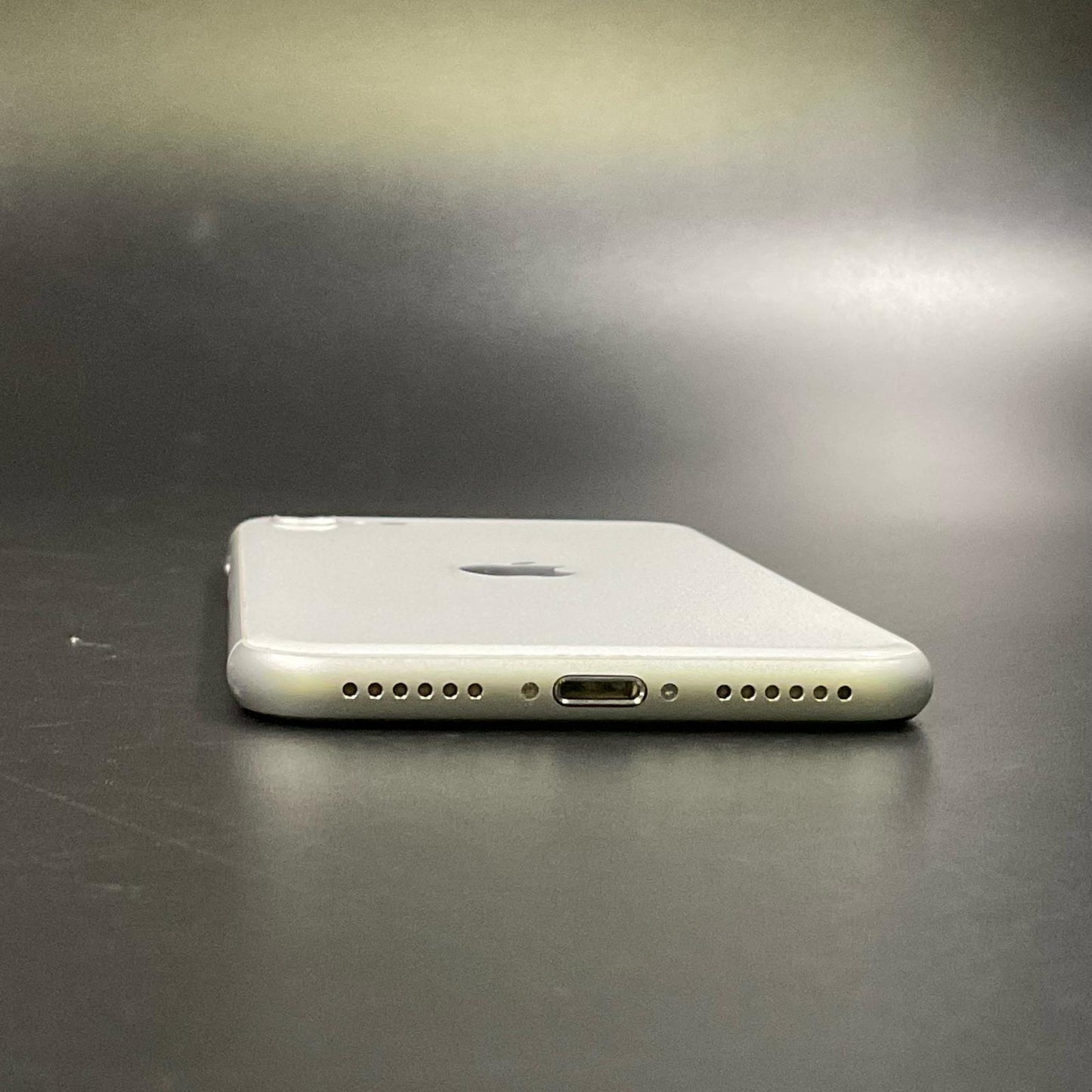 【全額返金保証】【最速発送】Apple iPhone iPhone SE（第2世代） 64GB ホワイト Softbank 白ロム 動作確認済 84%