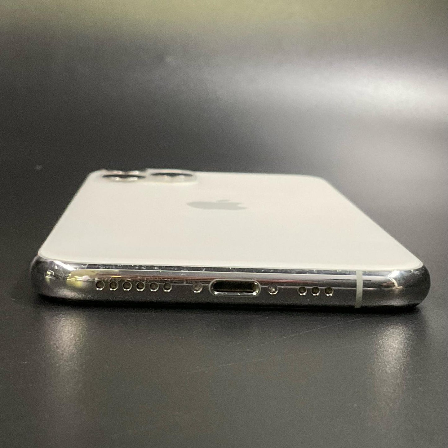 【全額返金保証】【最速発送】Apple iPhone iPhone 11 Pro 256GB シルバー docomo 白ロム 動作確認済 64%
