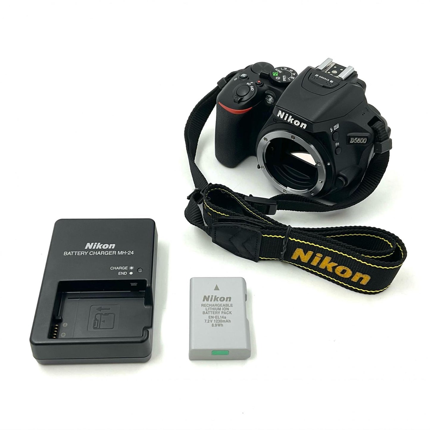 【全額返金保証】【最速発送】Nikon デジタル一眼 D5600 ボディ ブラック 美品 動作確認済