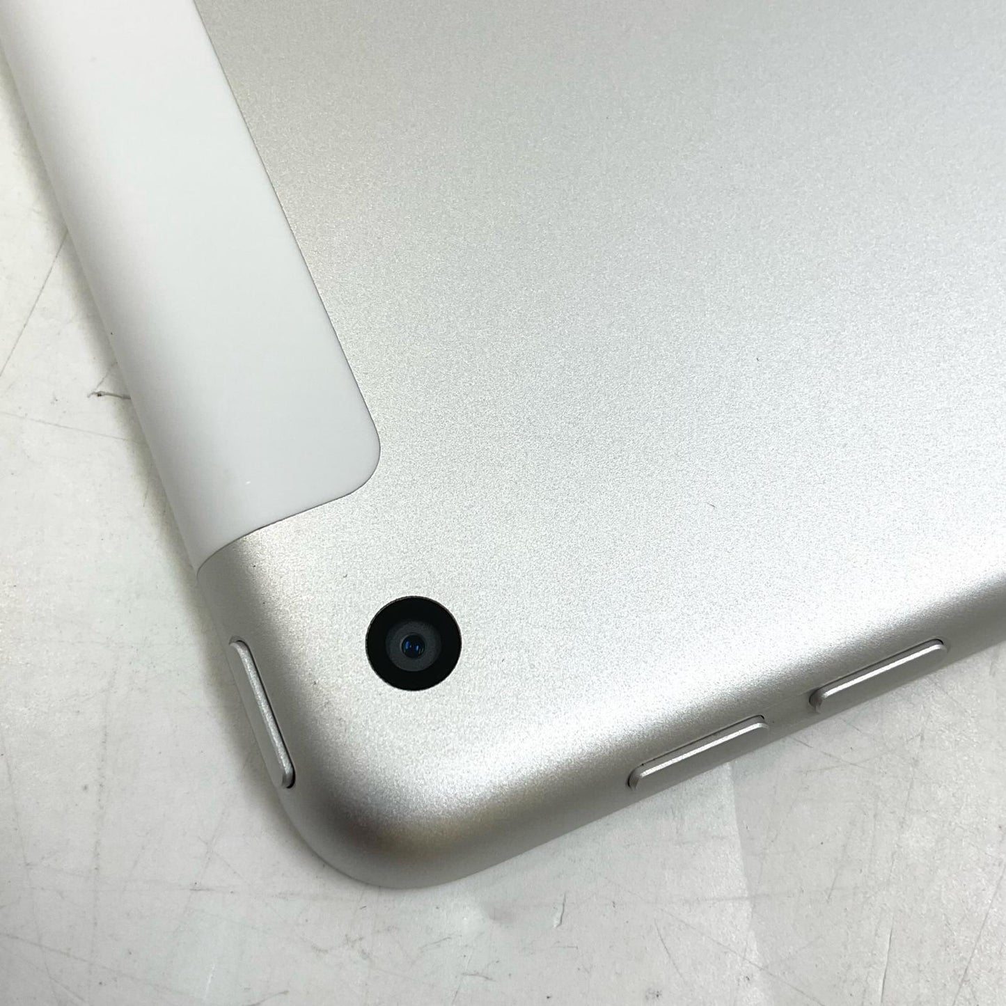 【全額返金保証】【最速発送】Apple iPad iPad 10.2インチ 第9世代 64GB シルバー WiFi+Cellular Softbank 白ロム 美品 動作確認済