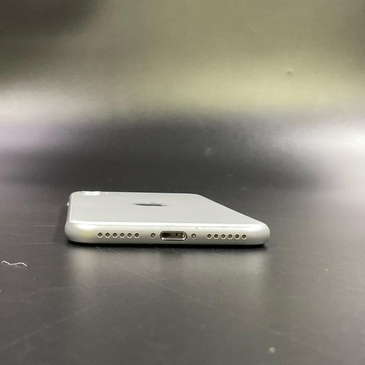 【全額返金保証】【最速発送】Apple iPhone iPhone SE（第2世代） 64GB ホワイト SIMフリー 白ロム 動作確認済 79%