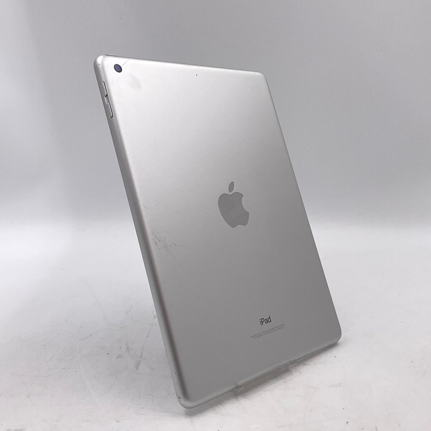 【最速発送】Apple iPad 9.7インチ 第5世代 32GB シルバー Wi-Fi【難有】