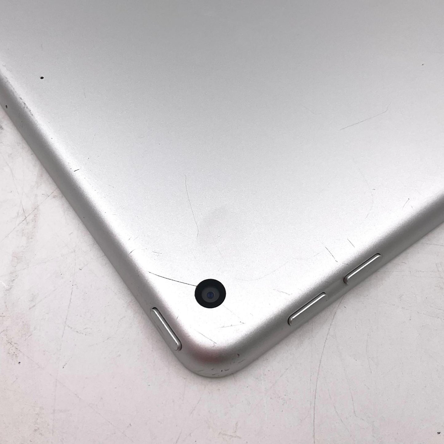 【最速発送】Apple iPad 9.7インチ 第5世代 32GB シルバー Wi-Fi【難有】