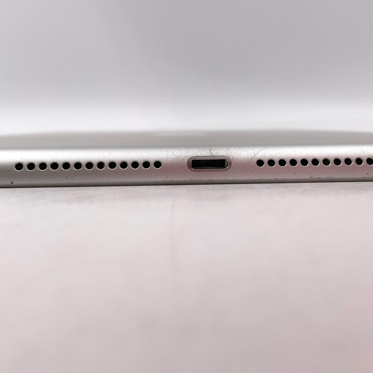 【最速発送】Apple iPad 9.7インチ 第5世代 32GB シルバー Wi-Fi【難有】