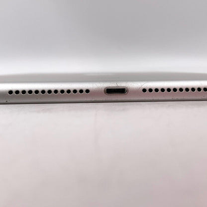 【最速発送】Apple iPad 9.7インチ 第5世代 32GB シルバー Wi-Fi【難有】