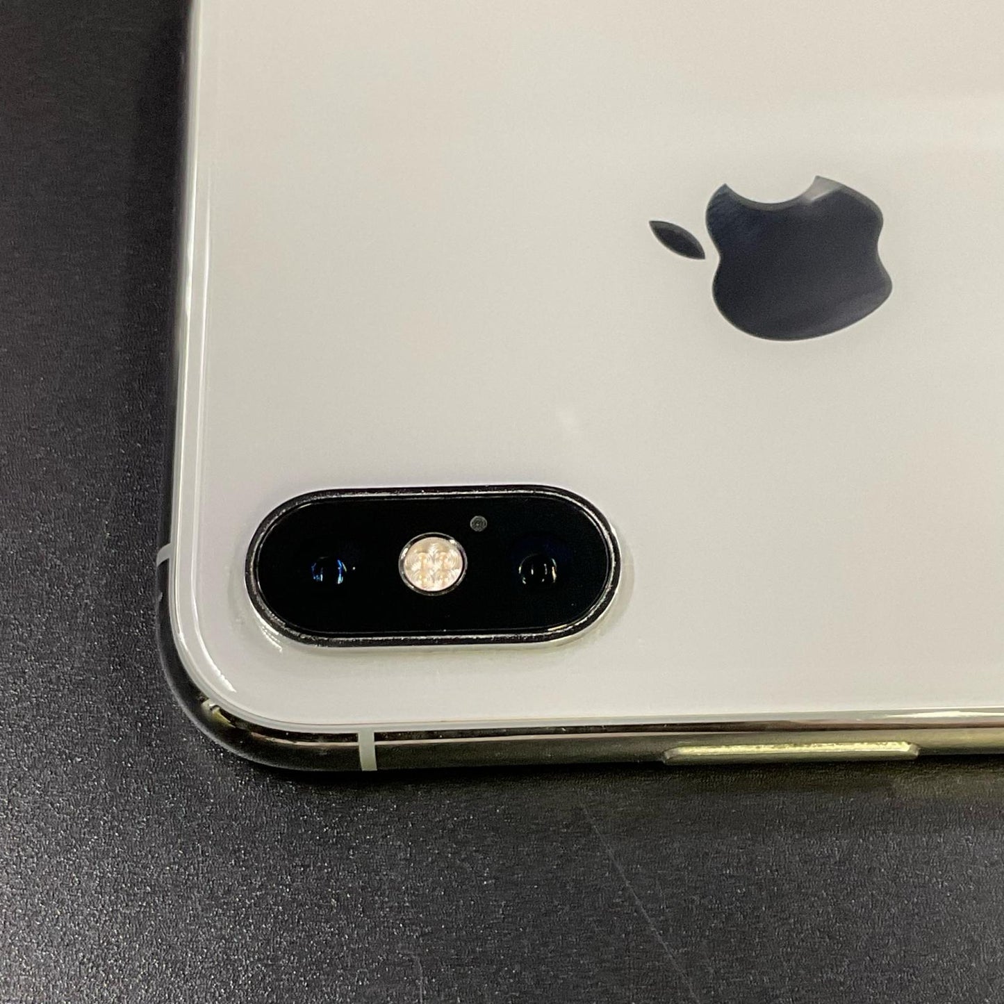 【全額返金保証】【最速発送】Apple iPhone iPhone XS 64GB シルバー docomo 白ロム 動作確認済 85%