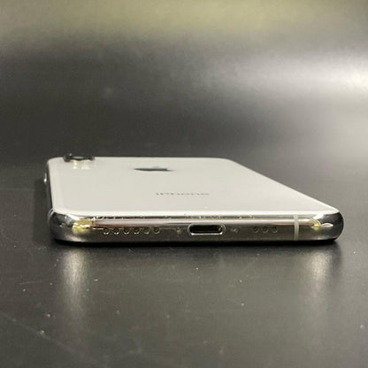 【全額返金保証】【最速発送】Apple iPhone iPhone XS 64GB シルバー docomo 白ロム 動作確認済 85%