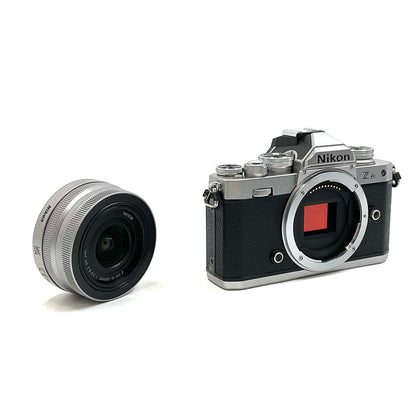【全額返金保証】【最速発送】Nikon デジタル一眼 Z fc 16-50 VR レンズキット [シルバー] 超美品 動作確認済