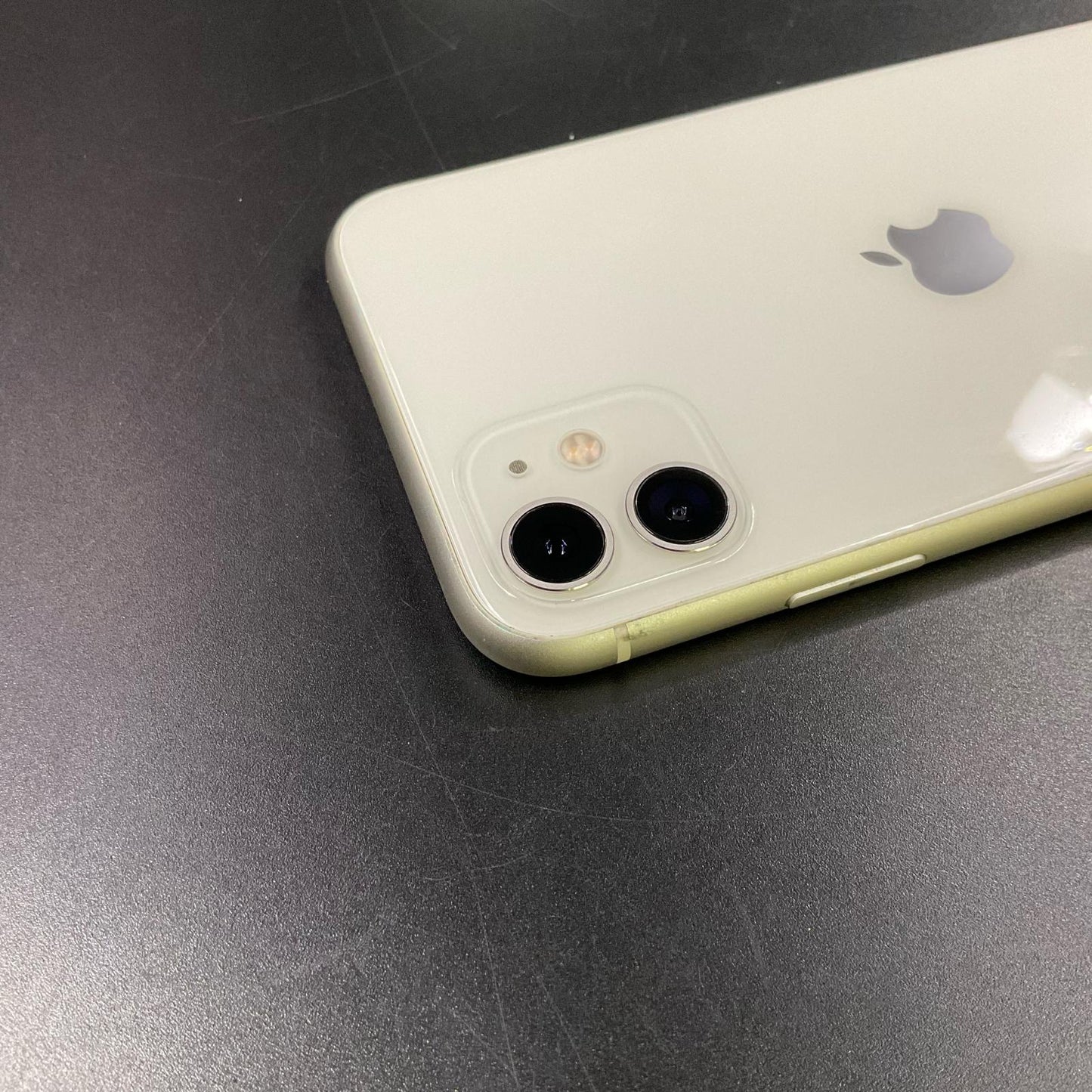【全額返金保証】【最速発送】Apple iPhone iPhone 11 64GB ホワイト Softbank SIMフリー 白ロム 美品 動作確認済 75%