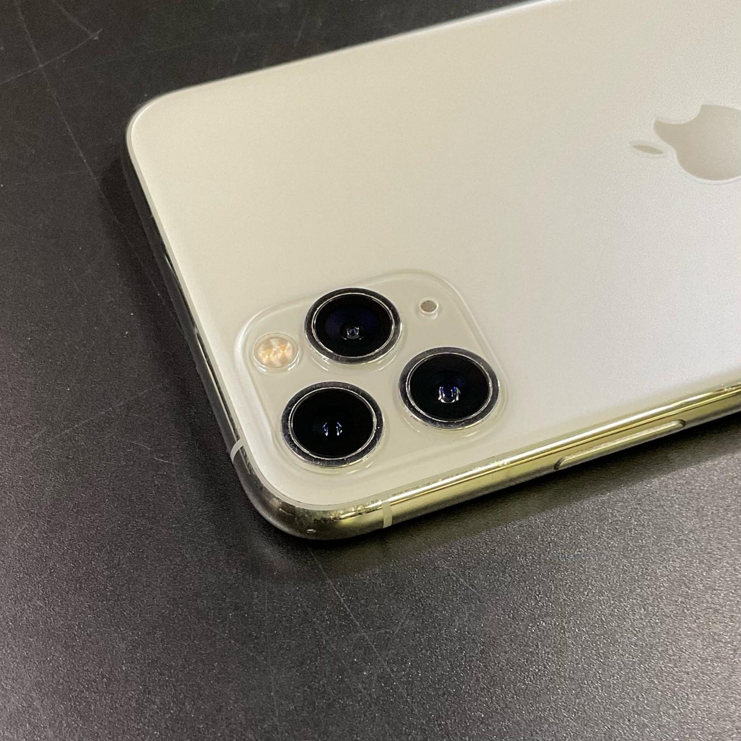 【全額返金保証】【最速発送】Apple iPhone iPhone 11 Pro Max Pro Max 256GB シルバー Softbank 白ロム 動作確認済 77%