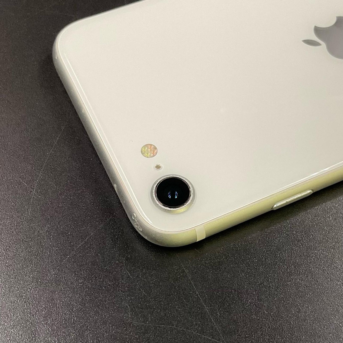 【全額返金保証】【最速発送】Apple iPhone iPhone SE（第2世代） 64GB ホワイト au SIMフリー 白ロム 動作確認済 84%