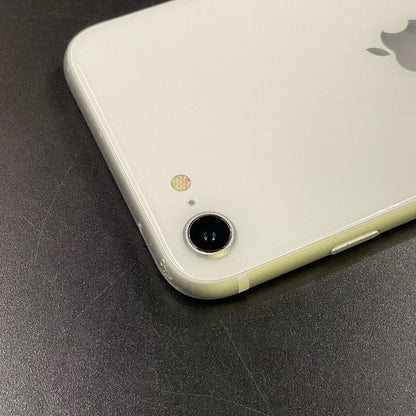 【全額返金保証】【最速発送】Apple iPhone iPhone SE（第2世代） 64GB ホワイト au SIMフリー 白ロム 動作確認済 84%