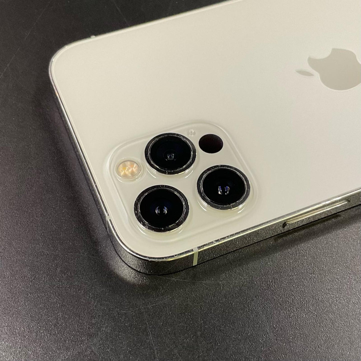 【全額返金保証】【最速発送】Apple iPhone iPhone 12 Pro 256GB シルバー docomo SIMフリー 白ロム 美品 動作確認済 88%