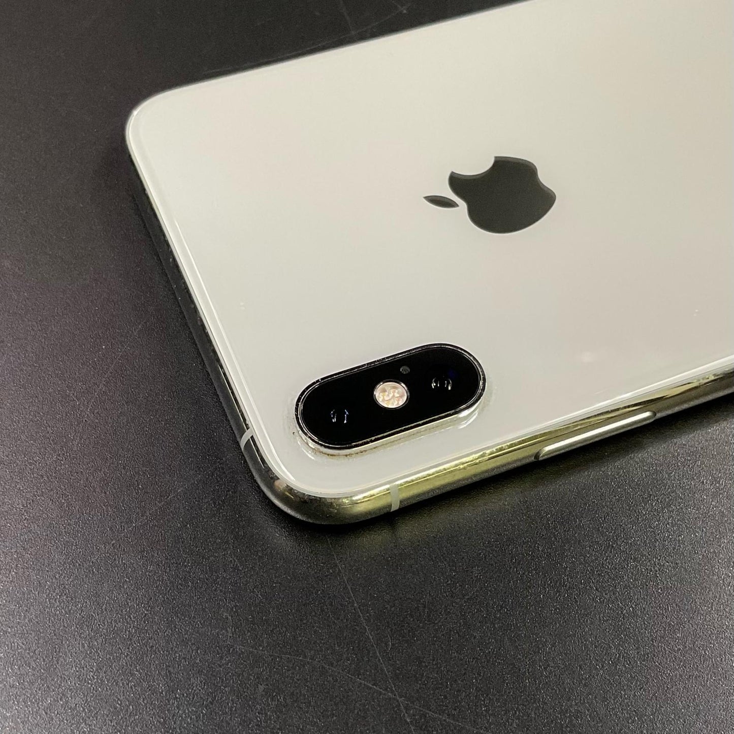 【全額返金保証】【最速発送】Apple iPhone iPhone XS Max 256GB シルバー docomo SIMフリー 白ロム 動作確認済 83%