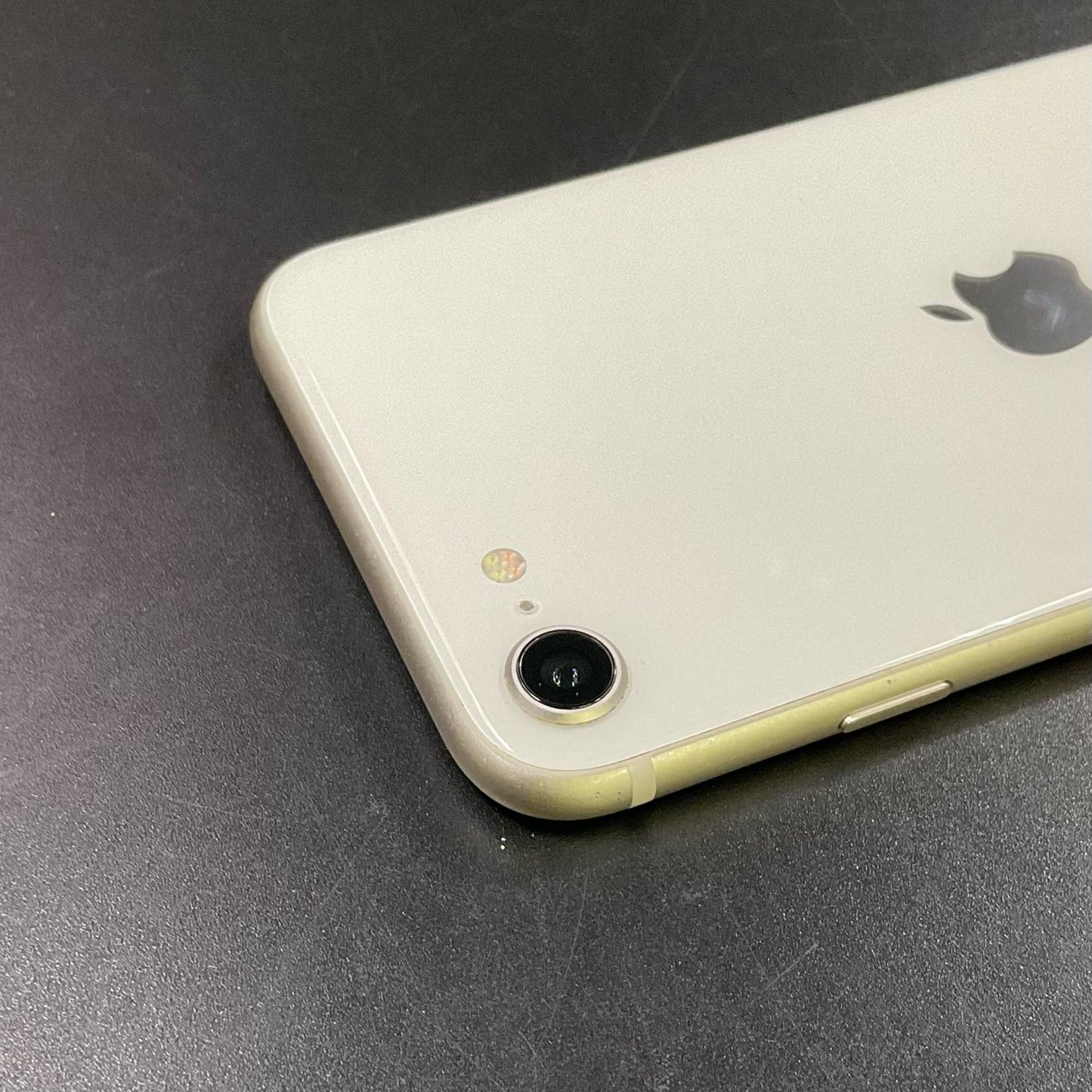 【全額返金保証】【最速発送】Apple iPhone iPhone SE（第3世代） 128GB ホワイト docomo SIMフリー 白ロム 動作確認済 78%