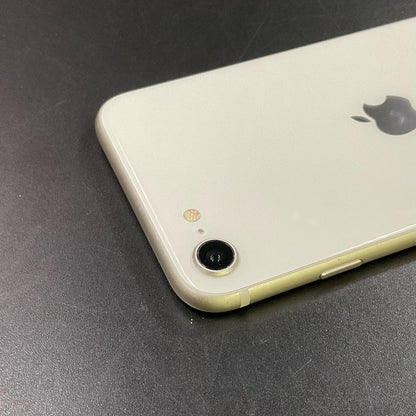 【全額返金保証】【最速発送】Apple iPhone iPhone SE（第3世代） 128GB ホワイト docomo SIMフリー 白ロム 動作確認済 78%
