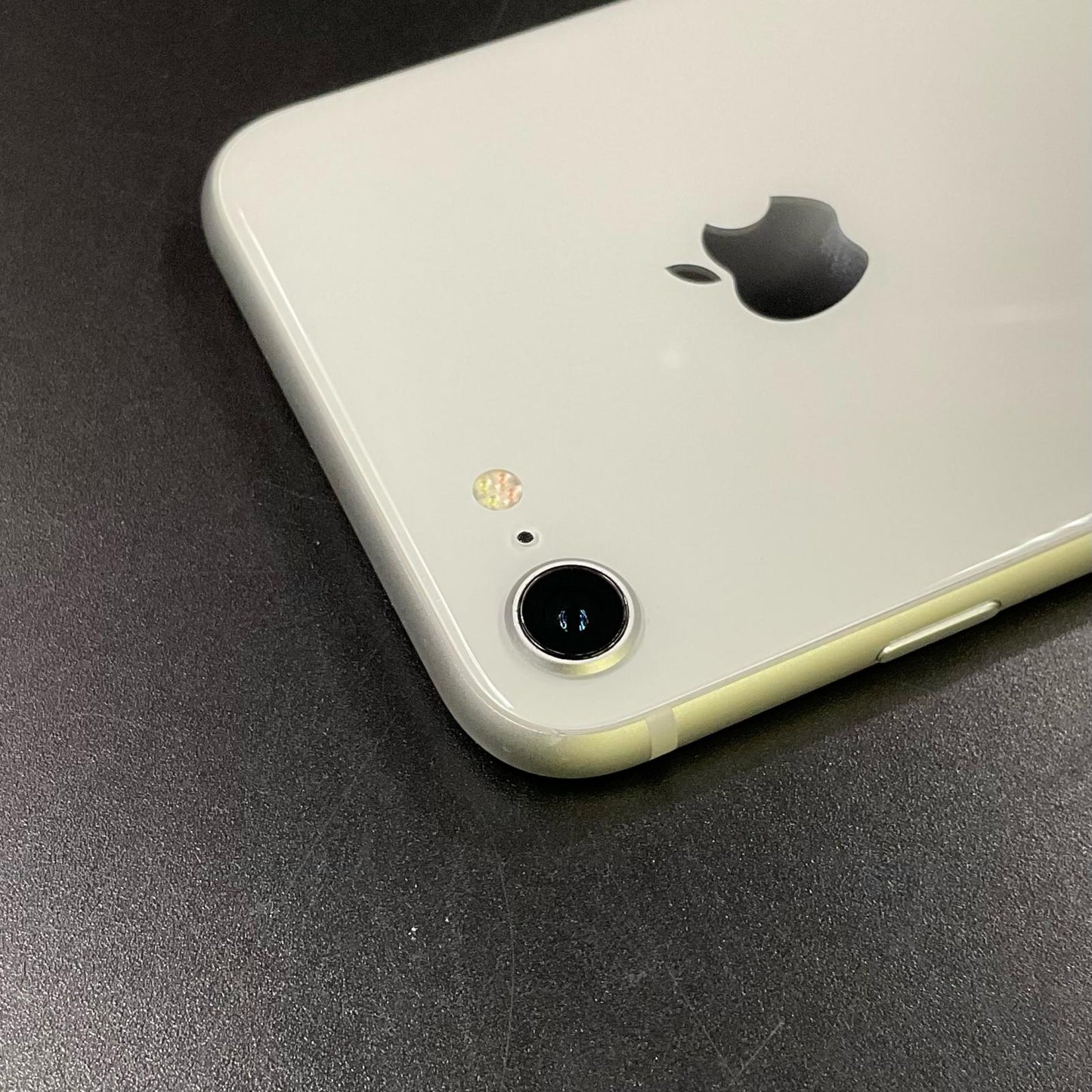 【全額返金保証】【最速発送】Apple iPhone iPhone 8 64GB シルバー docomo SIMフリー 白ロム 美品 動作確認済 87%