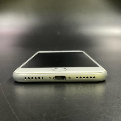 【全額返金保証】【最速発送】Apple iPhone iPhone 8 64GB シルバー docomo SIMフリー 白ロム 美品 動作確認済 87%