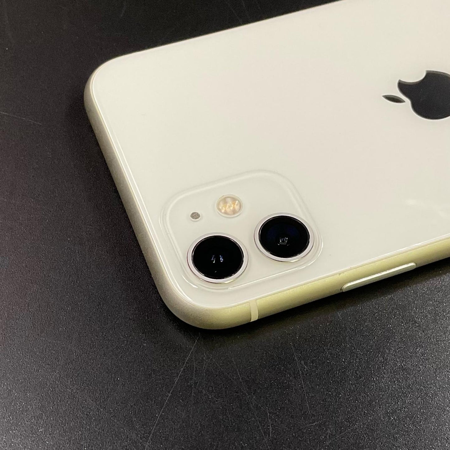 【全額返金保証】【最速発送】Apple iPhone iPhone 11 64GB ホワイト Softbank SIMフリー 白ロム 動作確認済 77%