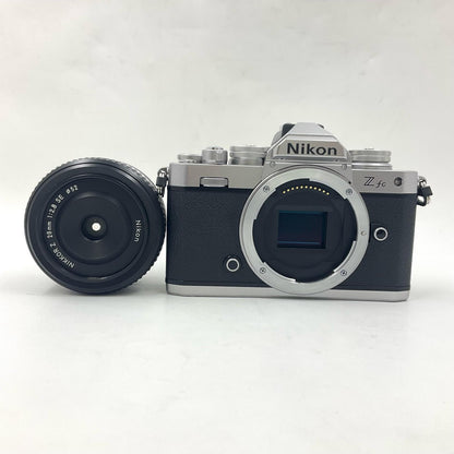 【全額返金保証】【最速発送】Nikon デジタル一眼 Z fc 28mm f/2.8 Special Edition キット [シルバー] 美品 動作確認済