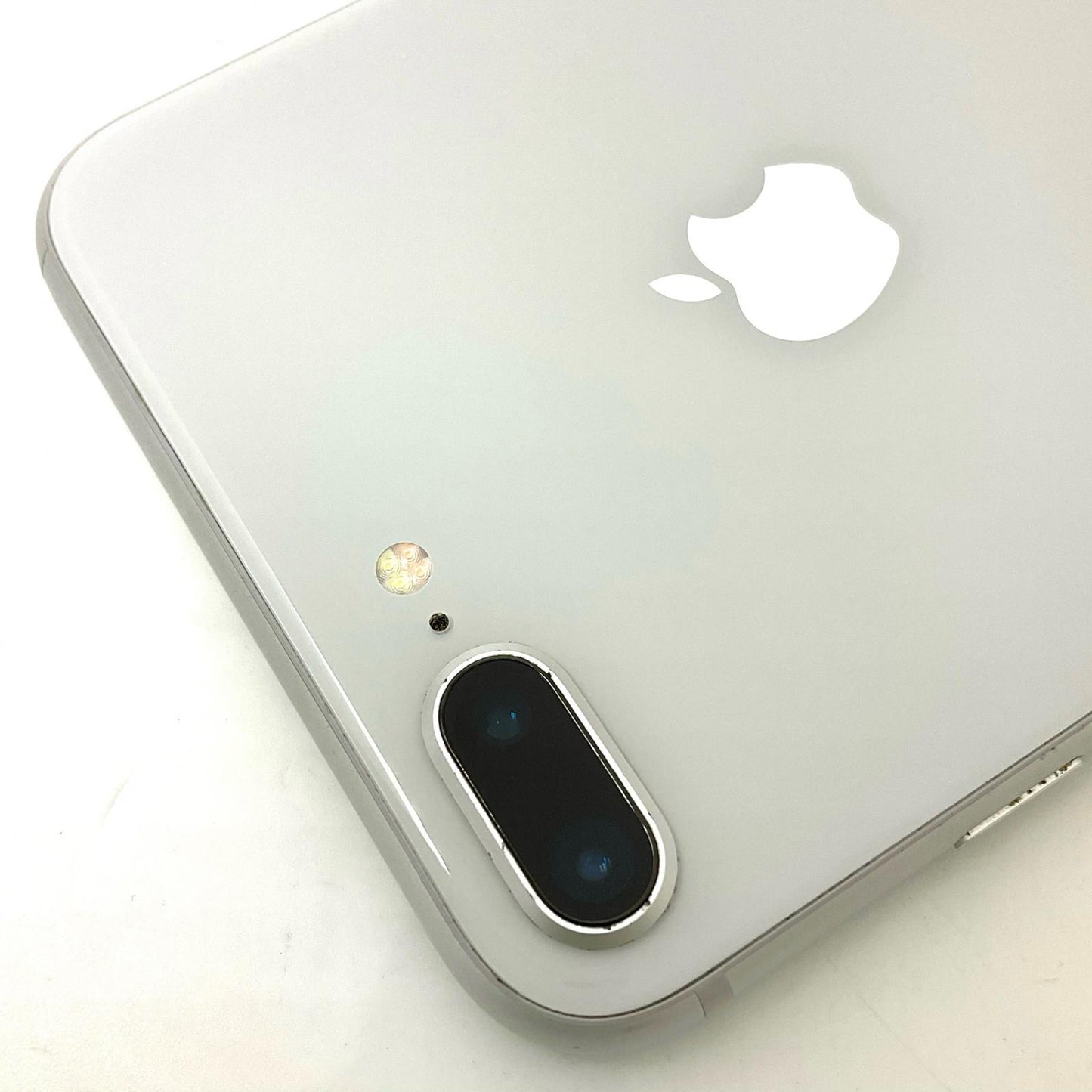 【最速発送】Apple iPhone iPhone 8 Plus 64GB シルバー docomo 白ロム【難有】 79%