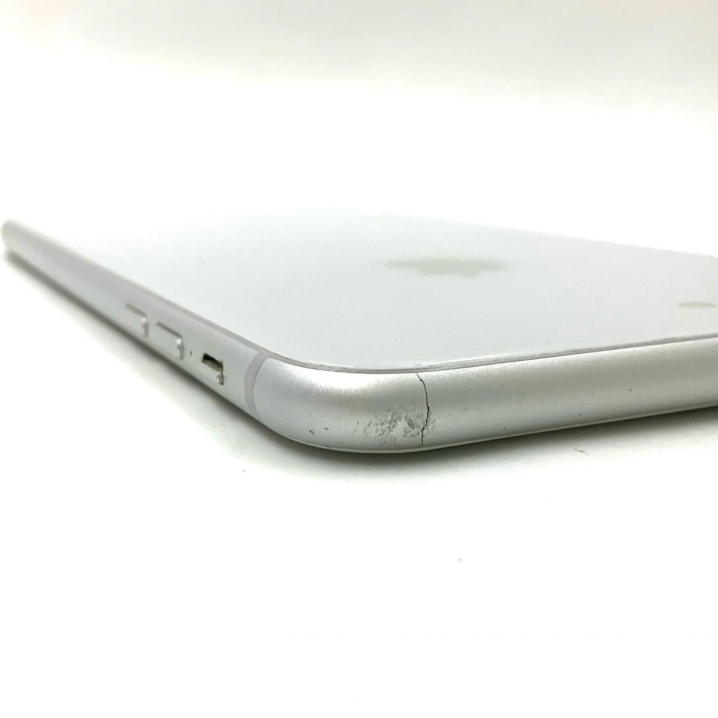 【最速発送】Apple iPhone iPhone 8 Plus 64GB シルバー docomo 白ロム【難有】 79%