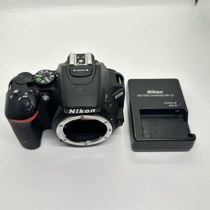 【全額返金保証】【最速発送】Nikon デジタル一眼 D5500 ボディ 美品 動作確認済