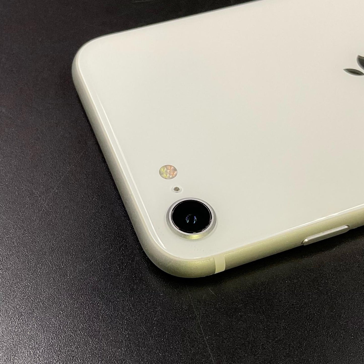 【全額返金保証】【最速発送】Apple iPhone iPhone SE（第2世代） 128GB ホワイト docomo 白ロム 動作確認済 79%