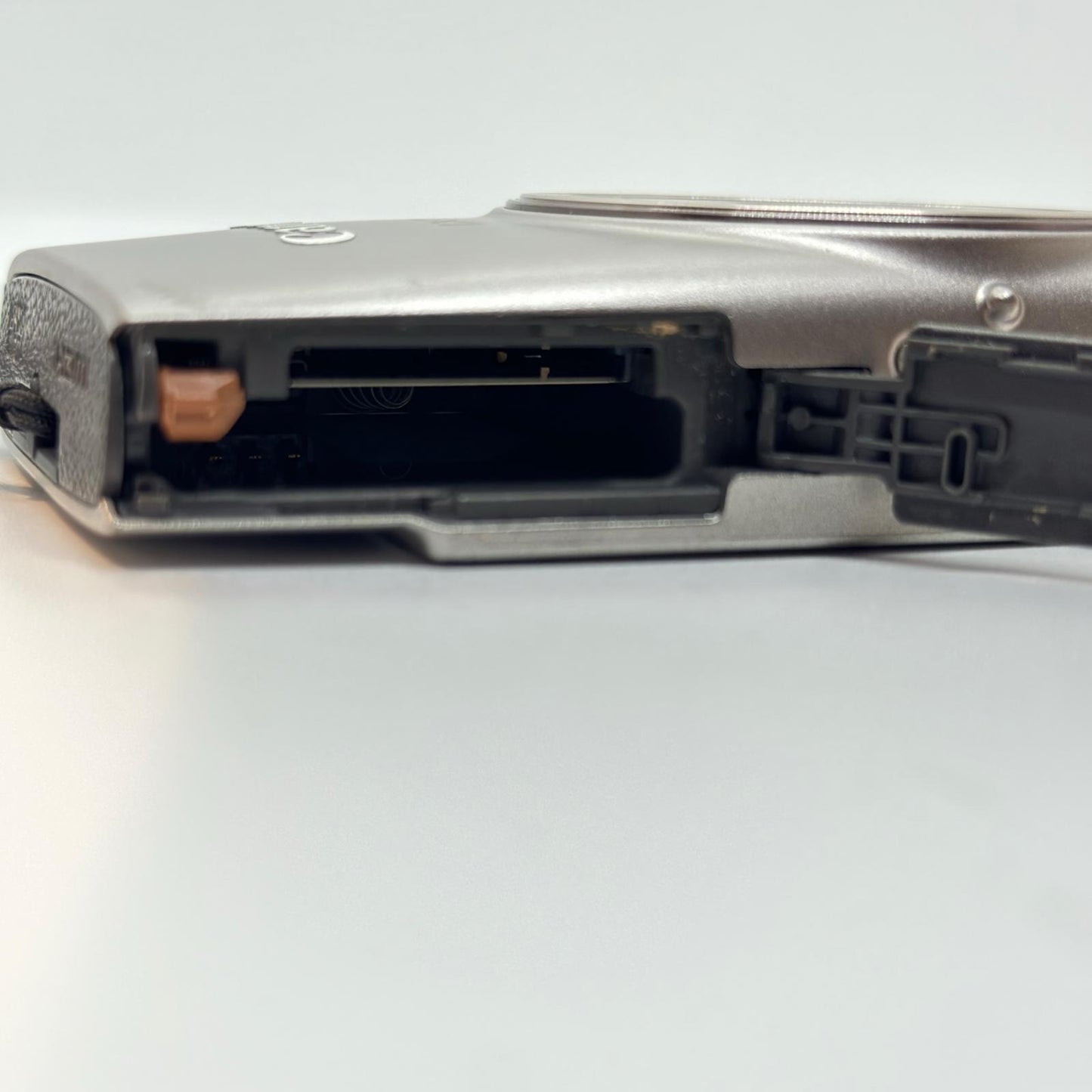 【全額返金保証】【最速発送】 コンパクトデジタルカメラ IXY 650 シルバー 動作確認済