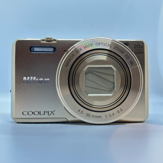 【全額返金保証】【最速発送】 コンパクトデジタルカメラ COOLPIX S7000 ゴールド 美品 動作確認済