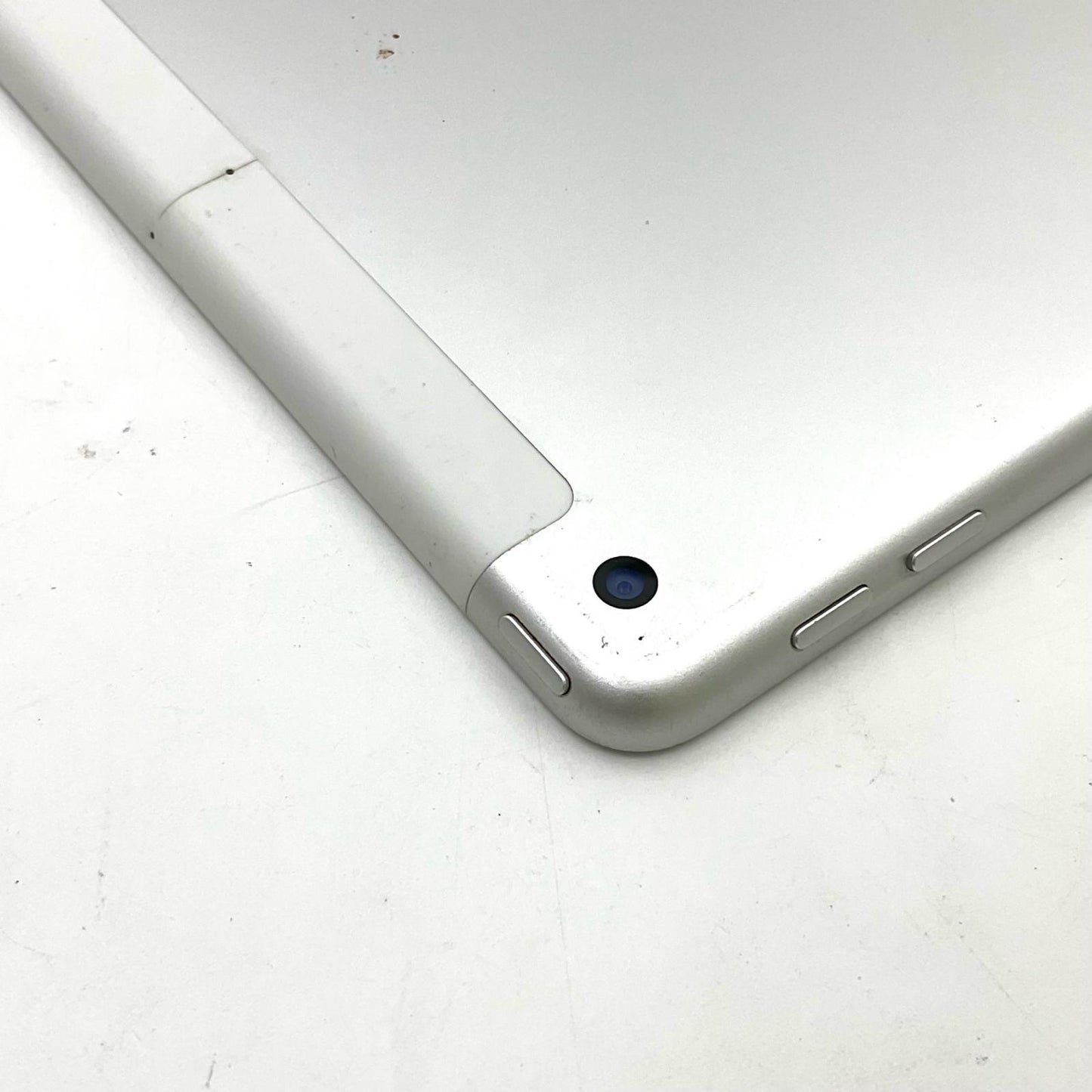 【全額返金保証】【最速発送】Apple iPad iPad 9.7インチ 第6世代 32GB シルバー WiFi+Cellular docomo 白ロム 動作確認済
