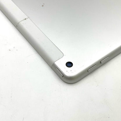 【全額返金保証】【最速発送】Apple iPad iPad 9.7インチ 第6世代 32GB シルバー WiFi+Cellular docomo 白ロム 動作確認済