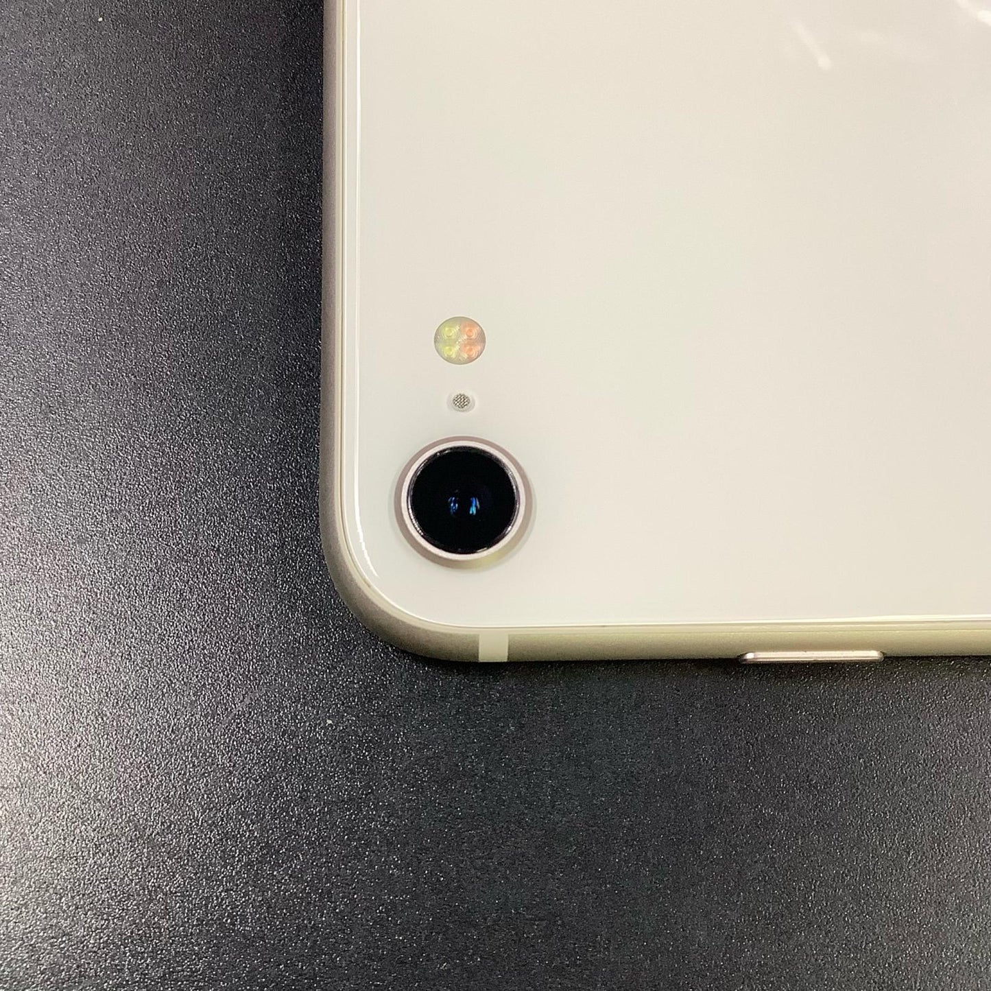 【全額返金保証】【最速発送】Apple iPhone SE（第3世代） 64GB ホワイト au SIMフリー 白ロム 美品 動作確認済 100%