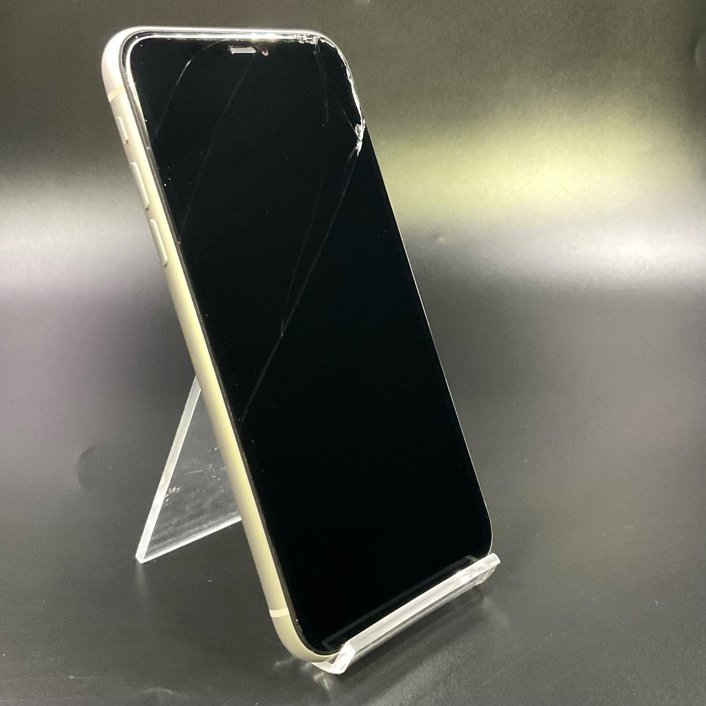 【最速発送】Apple iPhone iPhone 11 64GB ホワイト au 白ロム【難有】 75%