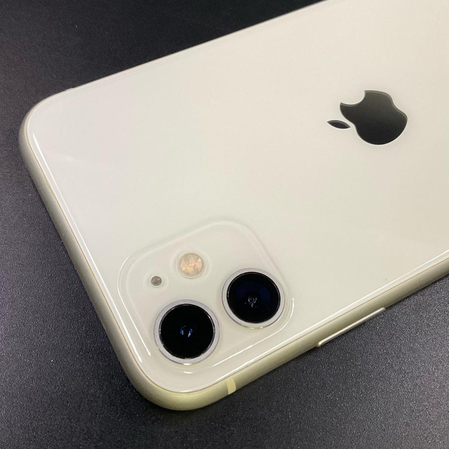 【最速発送】Apple iPhone iPhone 11 64GB ホワイト au 白ロム【難有】 75%