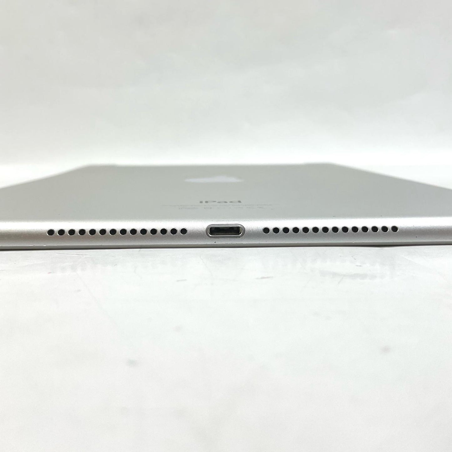 【全額返金保証】【最速発送】Apple iPad Air 9.7インチ 第2世代 16GB シルバー WiFi+Cellular au 白ロム 動作確認済