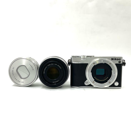 【全額返金保証】【最速発送】Nikon デジタル一眼 Nikon 1 J5 ダブルズームレンズキット シルバー 美品 動作確認済