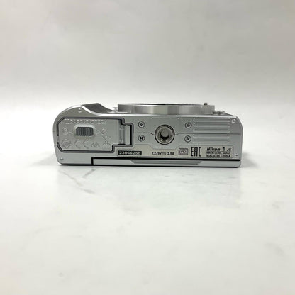 【全額返金保証】【最速発送】Nikon デジタル一眼 Nikon 1 J5 ダブルズームレンズキット シルバー 美品 動作確認済