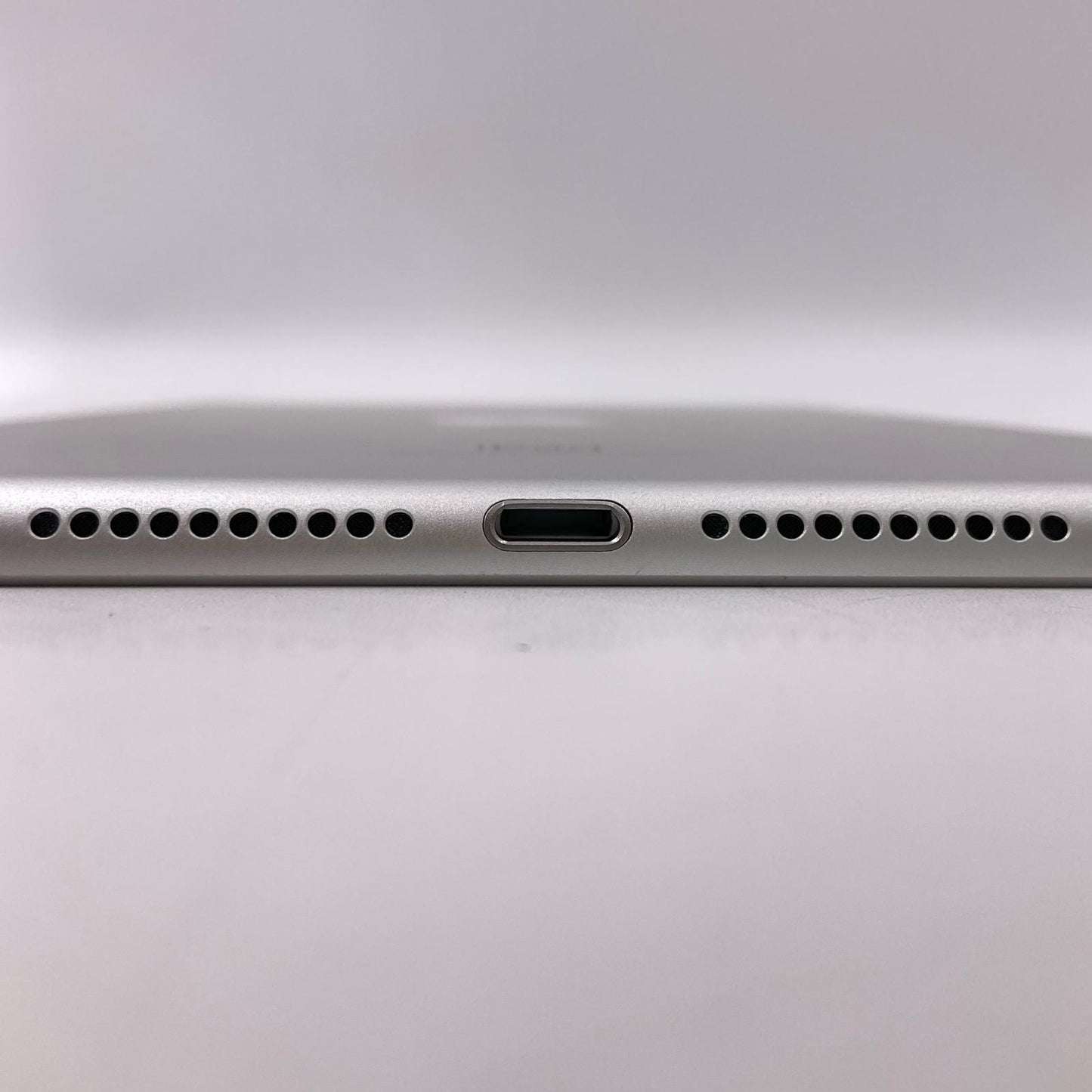 【全額返金保証】【最速発送】Apple iPad iPad mini 第5世代 Wi-Fi 7.9インチ 64GB シルバー Wi-Fi 動作確認済