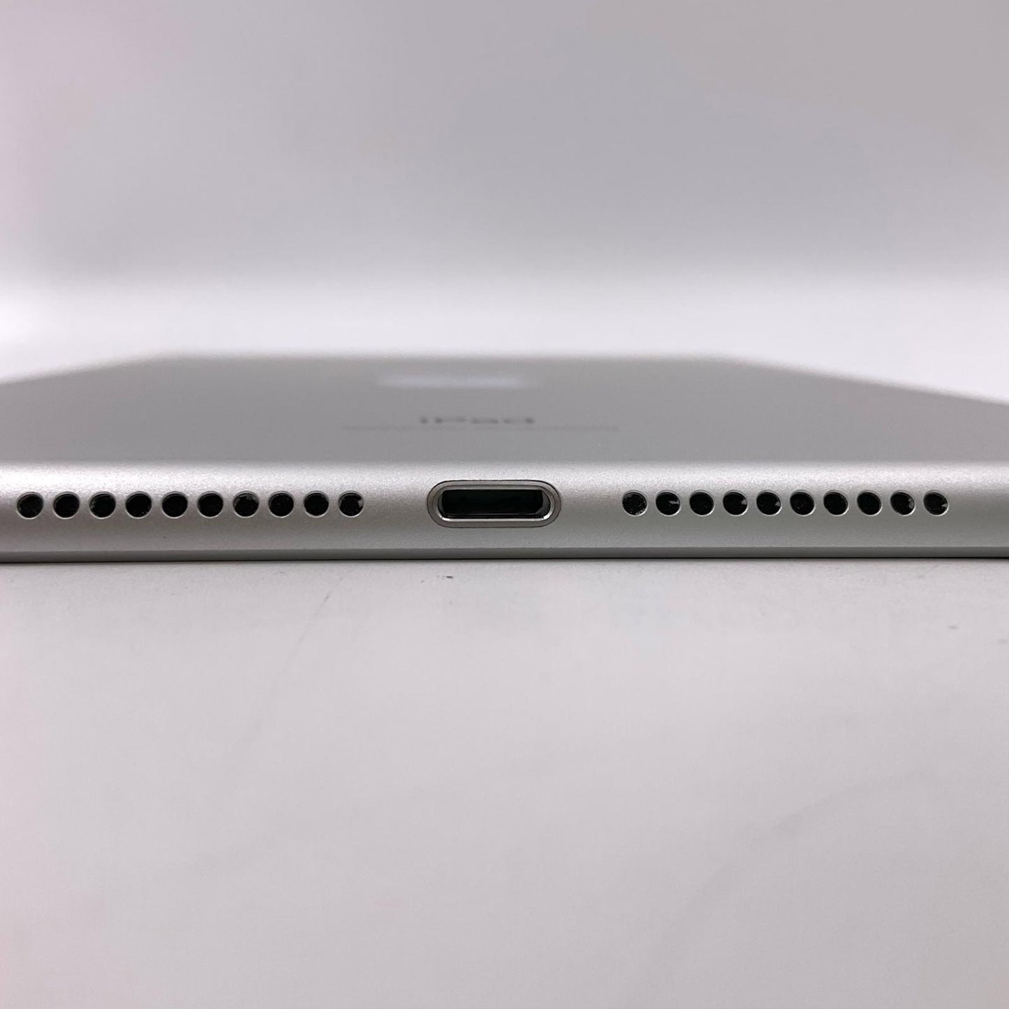 【全額返金保証】【最速発送】Apple iPad iPad mini 第5世代 Wi-Fi 7.9インチ 64GB シルバー Wi-Fi 動作確認済