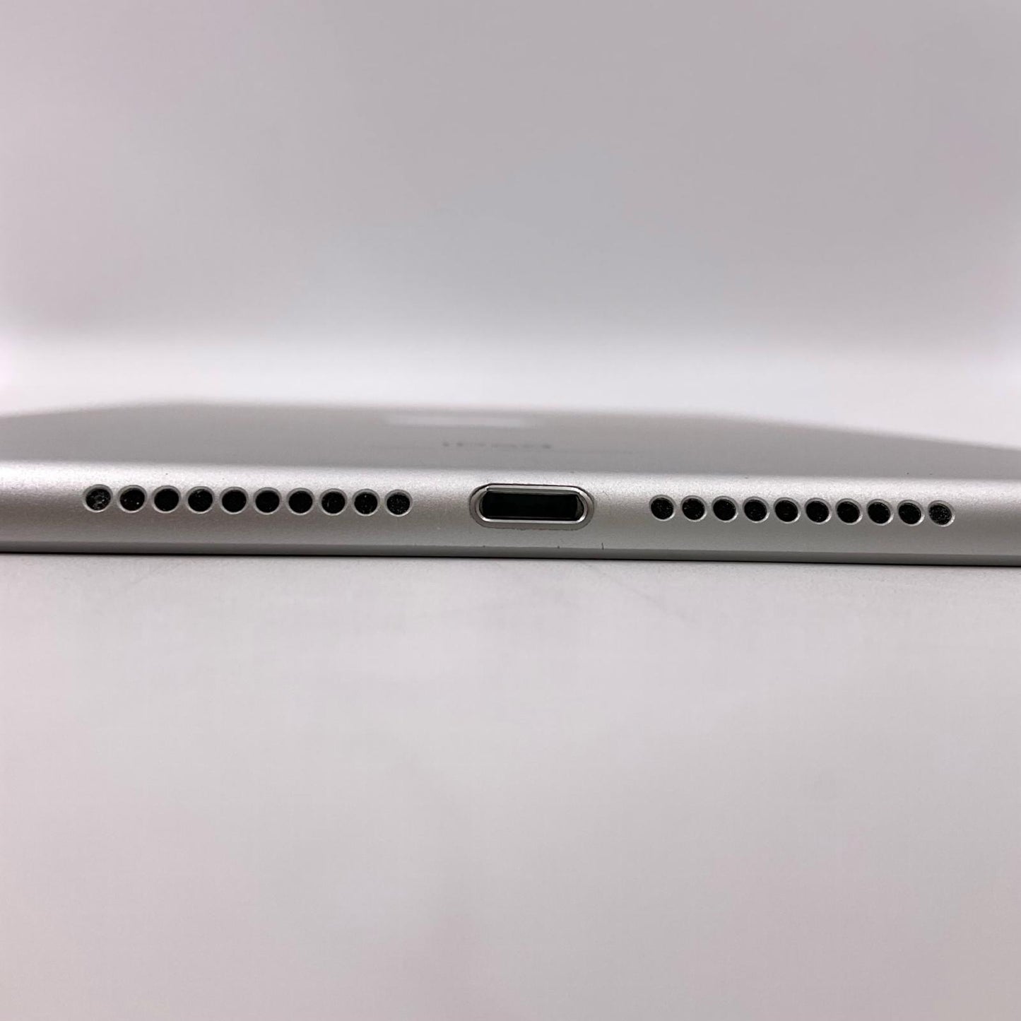 【全額返金保証】【最速発送】Apple iPad iPad mini 第5世代 Wi-Fi 7.9インチ 64GB シルバー Wi-Fi 動作確認済